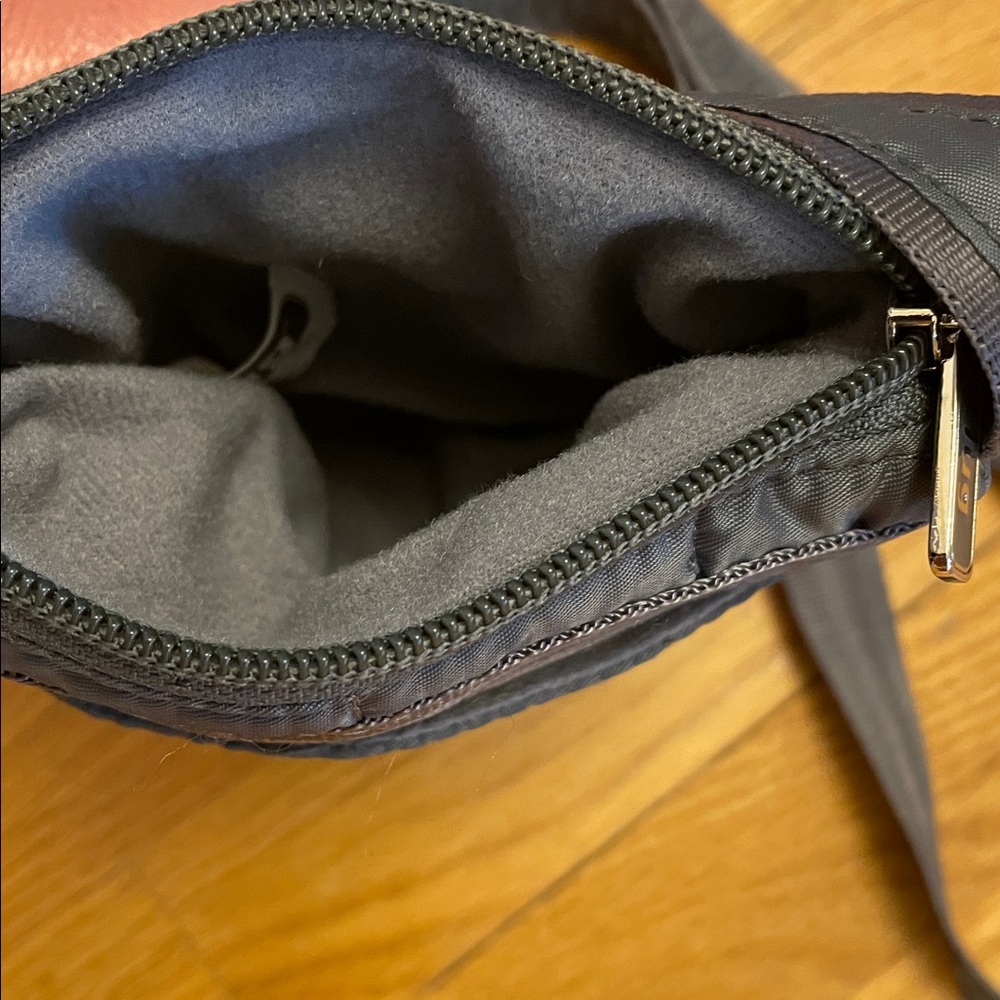 LUG Hopper Mini Travel Everyday Crossbody Bag. Gray. Adjustable. Like New! - Picture 7 of 12